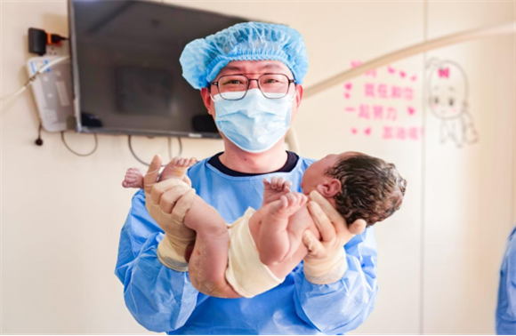 龙年首诞，山东省济南市人民医院产科护士长魏春燕的生命守护